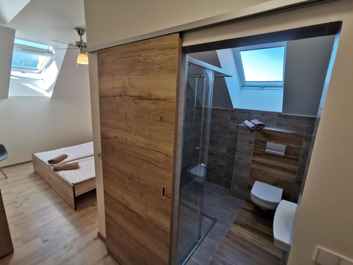 Dvoulůžkový pokoj s manželskou postelí nebo oddělenými postelemi a vlastní koupelnou